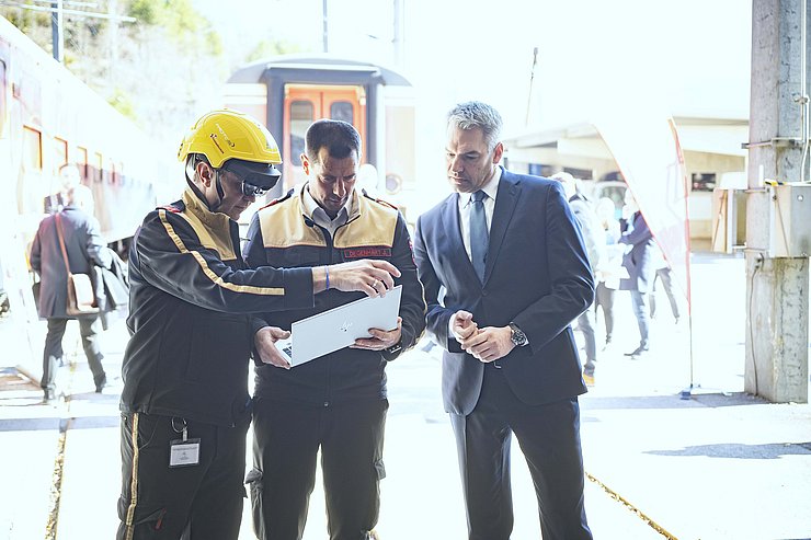 Feuerwehrleute zeigen BK Nehammer einen Plan