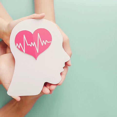 Kopf in Händen mit Herz