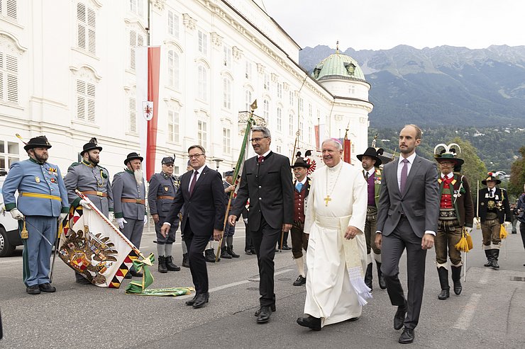 Landesüblicher Empfang am Hohen Frauentag – Abschreiten der Front (v.li.): LH Günther Platter, Südtirols LH Arno Kompatscher, Abt Raimund Schreier und Staatssekretär für Digitalisierung Florian Tursky.