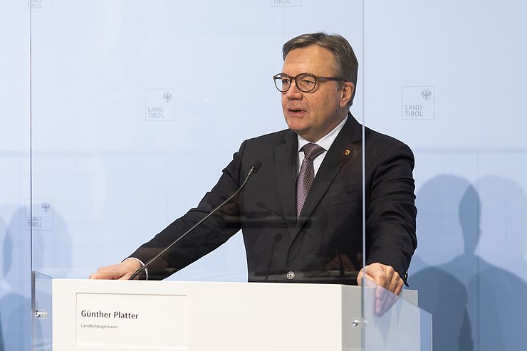 Foto von LH Günther Platter. Er betonte, dass weder Tirol noch Österreich einer unmittelbaren Bedrohung ausgesetzt sind.  