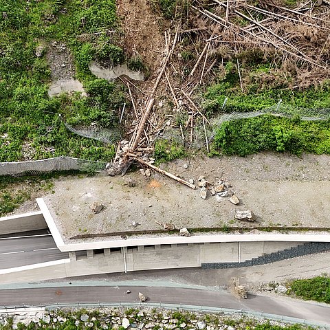 Luftaufnahme der Galerie: massiver Felssturz und große Steine die im Hang und auf Galerie liegen