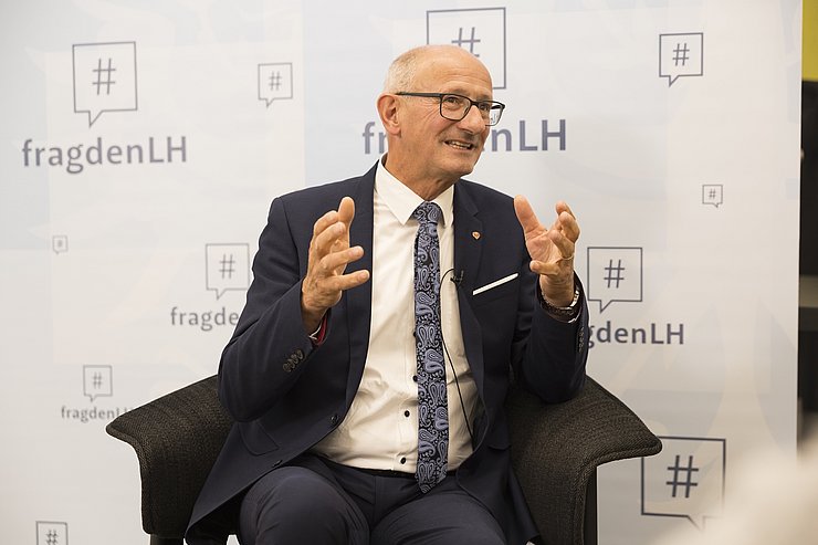 Landeshauptmann Anton Mattle beim Sprechen.