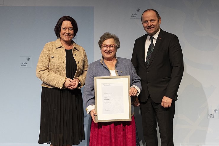 LTPin Ledl-Rossmann und LHStv Josef Geisler mit der Ausgezeichneten Andrea Margreiter (Ärztin für Allgemeinmedizin).