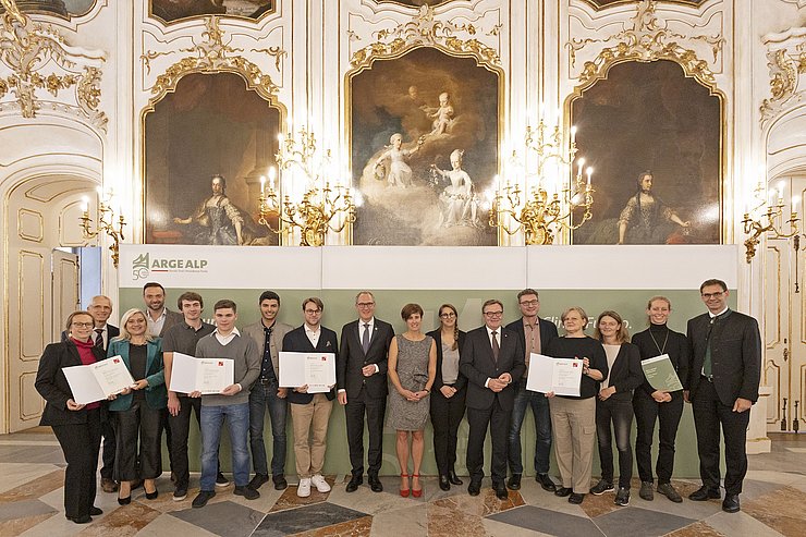Gruppenfoto vor ARGE ALP-Rollup in Riesensaal