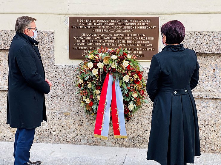 Dem Tiroler Widerstand war es Anfang Mai 1945 in Verbindung mit dem US-Geheimdienst gelungen, Innsbruck kampflos den amerikanischen Truppen zu übergeben. Bei einem letzten Feuergefecht mit der SS wurde Widerstandkämpfer Franz Mair tödlich verwundet.