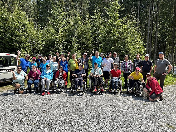 © Bezirksforstinspektion Reutte Gruppenfoto der Beteiligten auf der Aufforstungsfläche