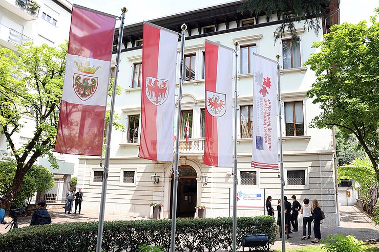 © Euregio/Matteo Rensi Fahnen der Euregio Tirol-Südtirol-Trentino vor dem neuen Euregio-Büro in Trient