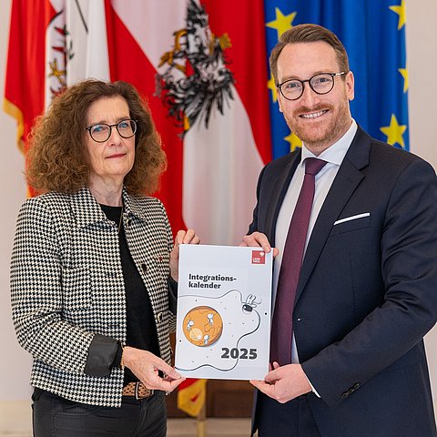 Bürgler und Wohlgemuth mit Kalender in Hand