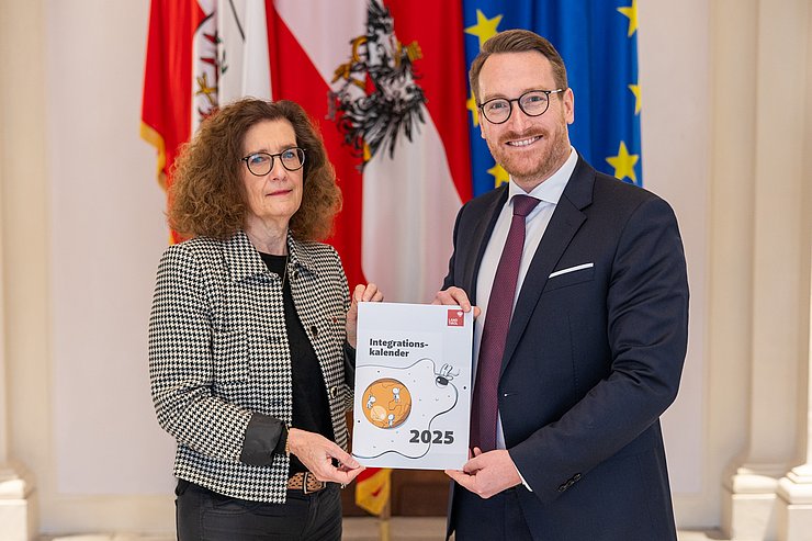 Bürgler und Wohlgemuth mit Kalender in Hand