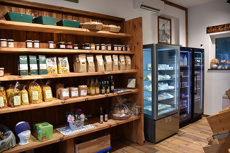 © Land Tirol/Jansenberger Bereits seit über drei Jahrzehnten wird ein Teil der Milch direkt am Hof zu Käse, Joghurt, Butter, Molke und Topfen verarbeitet und im hofeigenen Laden verkauft. Ergänzt wird das Angebot durch regionale Produkte von Höfen aus der Region.