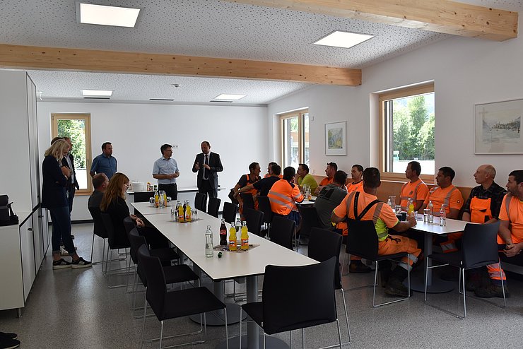 LhStv Geisler in Aufenthaltsraum mit MitarbeiterInnen sprechend