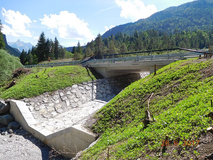 © Land Tirol/Bernhard Somweber Grundschwelle mit Gerinne und Brücke
