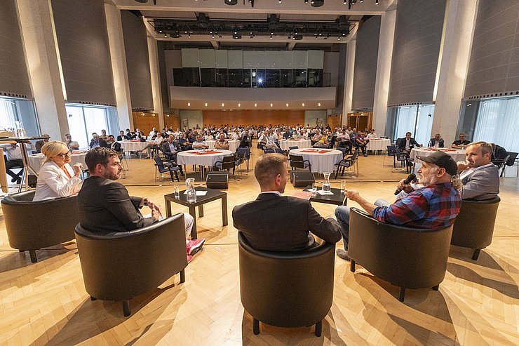 © BBSA/Die Fotografen Saalüberblick: Redner auf Podium von hinten und Publikum von vorne