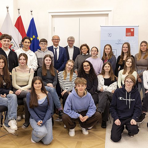 Landeshauptmann mit Schülern und Schülerinnen