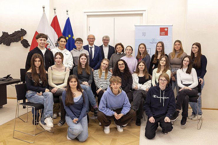 © Land Tirol/Die Fotografen Landeshauptmann mit Schülern und Schülerinnen