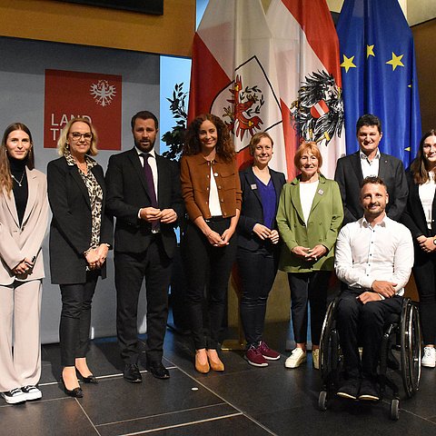 Auf dem Bild sind die Verantwortlichen der Veranstaltung Mirjam Wolf (Sportpsychologische Koordinationsstelle des Landes Tirol), Riedl Vivien (Kinder- und Jugendanwaltschaft Tirol), Elisabeth Harasser (Leitung der Kinder- und Jugendanwaltschaft Tirol), LHStv Georg Dornauer, LRin Eva Pawlata, Claudia Koller (Geschäftsführerin von 100% Sport), Christa Prets (Präsidentin von 100% Sport), Reinharb Eberl (Vorstand der Abteilung für Sport), Simon Wallner (Abteilung für Sport), Elena Binder (Tiroler Wassersportverein – Sektion Telfs) und Hanna Waldhart (Tiroler Wassersportverein – Sektion Telfs) zu sehen.