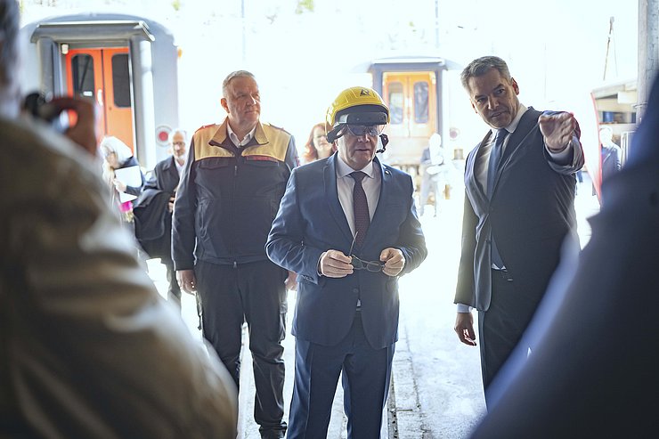 LH Platter mit Hologramm-Brille, BK Nehammer daneben stehend und auf etwas zeigend