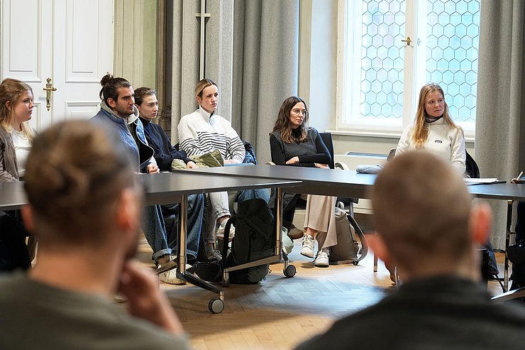 © Land Tirol/Reiter Studierende sitzen an Tisch