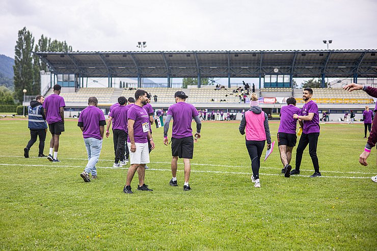 Personen in Sportkleidung auf Fußballplatz