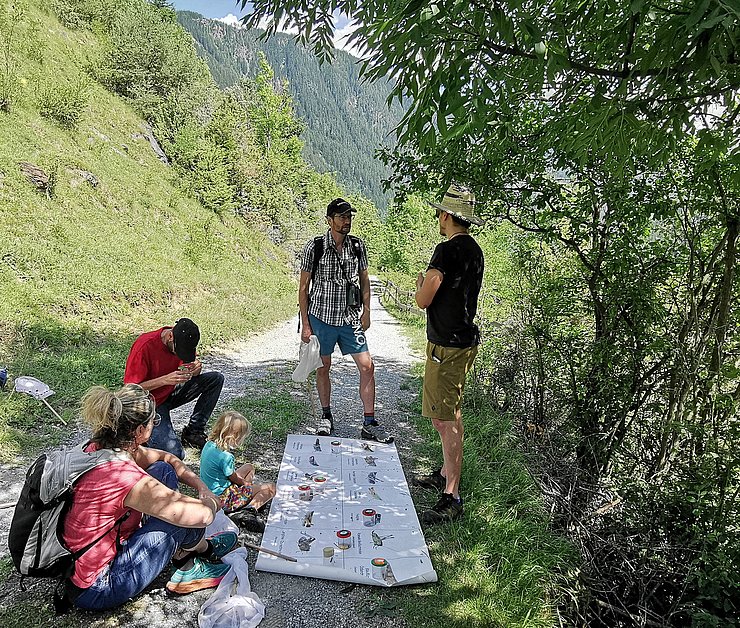 © NP Kaunergrat Kinder und Erwachsene auf einem Forstweg