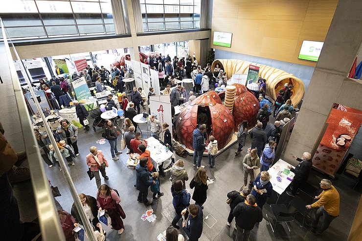 Viele BesucherInnen bei der Gesundheitsinitiative der Euregio.