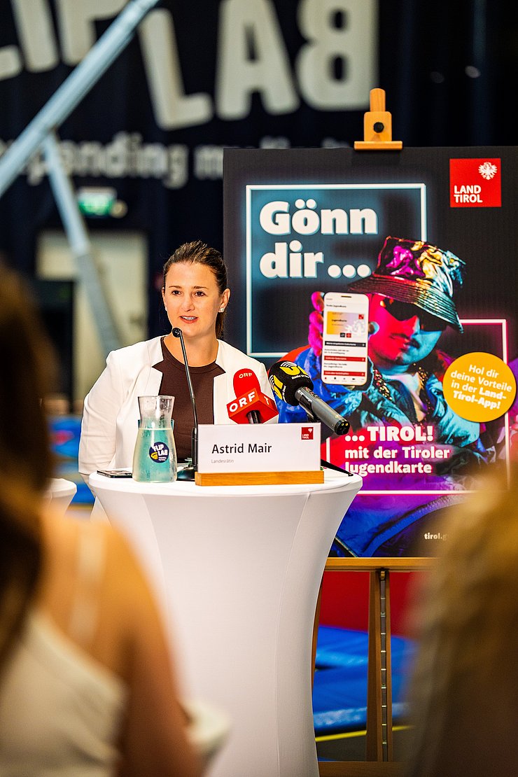 © Land Tirol/Christanell LRin Mair bei PK redend