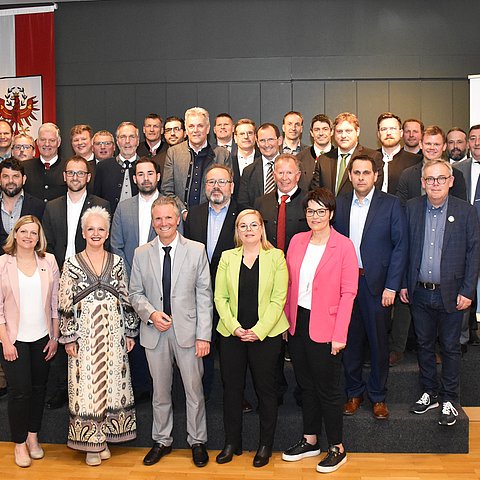 Bezirkshauptmann Christoph Platzgummer (vorne, Mitte) mit den angelobten VizebürgermeisterInnen des Bezirks Kufstein.