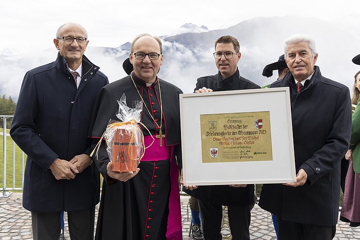 © Land Tirol/Die Fotografen Bischof Hermann Glettler ist Botschafter der Friedensglocke - hier mit LH Anton Mattle, Bürgermeister Christian Härting und Josef Federspiel, Obmann des Freundeskreises der Friedensglocke im Alpenraum.