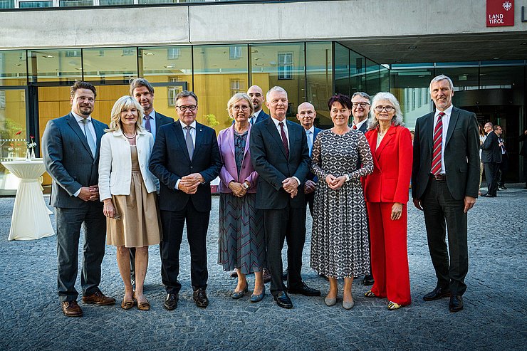 Die TeilnehmerInnen der Konferenz wurden von LTPin Sonja Ledl-Rossmann (9.v.li.) und LH Günther Platter (4.v.li.) im Landhaus empfangen.