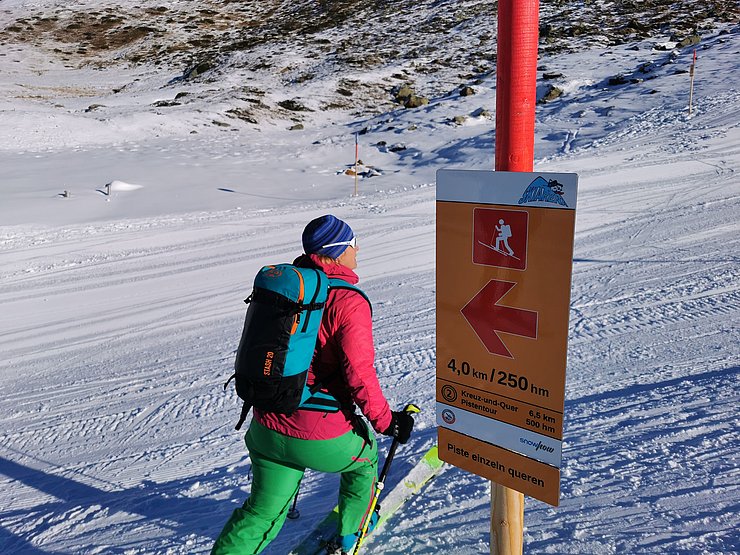 Pistentourengeher auf am Rand der Piste.