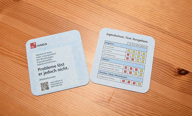 © Land Tirol/Gerzabek Zum Jubiläum gibts praktische Untersetzer mit Infos zum Jugendschutz.