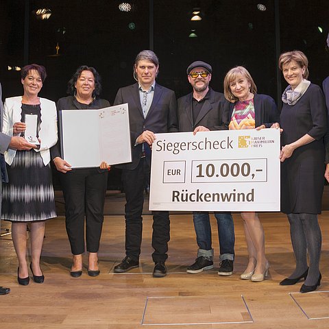 V.r.n.l.: Bürgermeister Georg Willi, Vizebürgermeisterin Christine Oppitz-Plörer, Landesrätin Beate Palfrader, Leo Kaserer (Geschäftsführer Cubic), Markus Albrecht (Geschäftsführer Cubic), Elfriede Moser (Obfrau Cubic), Landtagspräsidentin Sonja Ledl-Rossmann und Arbeiterkammer-Präsident Erwin Zangerl.