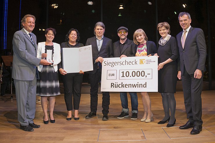 © © Die Fotografen V.r.n.l.: Bürgermeister Georg Willi, Vizebürgermeisterin Christine Oppitz-Plörer, Landesrätin Beate Palfrader, Leo Kaserer (Geschäftsführer Cubic), Markus Albrecht (Geschäftsführer Cubic), Elfriede Moser (Obfrau Cubic), Landtagspräsidentin Sonja Ledl-Rossmann und Arbeiterkammer-Präsident Erwin Zangerl.