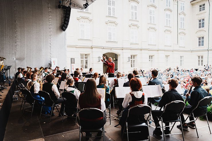 Mehrere MusikantInnen geben ein Konzert.