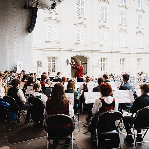 Mehrere MusikantInnen geben ein Konzert.