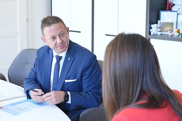 © Land Tirol/Dominik Zwei Menschen im Gespräch