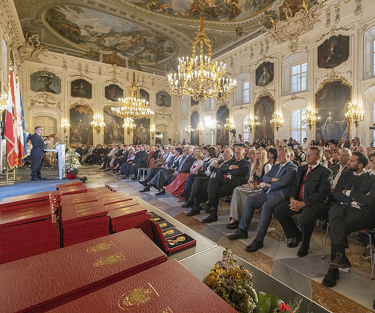 Hoher Frauentag: Verleihungen von Verdienstmedaillen, Verdienstkreuzen, Lebensrettungsmedaillen und Erbhof-Auszeichnungen im Riesensaal in der Innsbrucker Hofburg.