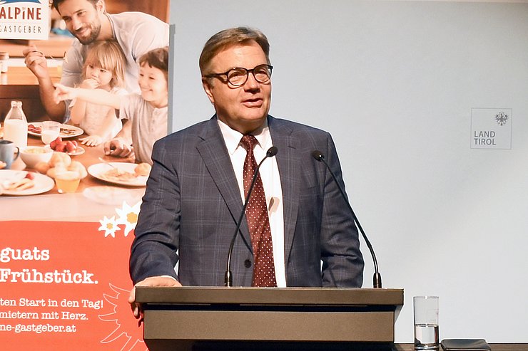 © Land Tirol/Baumegger Platter am Rednerpult