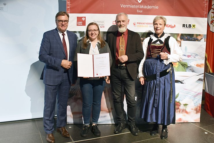 © Land Tirol/Baumegger Gruppenfoto stehend mit Urkunde in der Hand