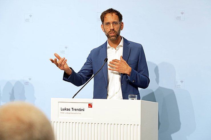 © Land Tirol/Hörmann Trentini am Rednerpult, gestikulierend