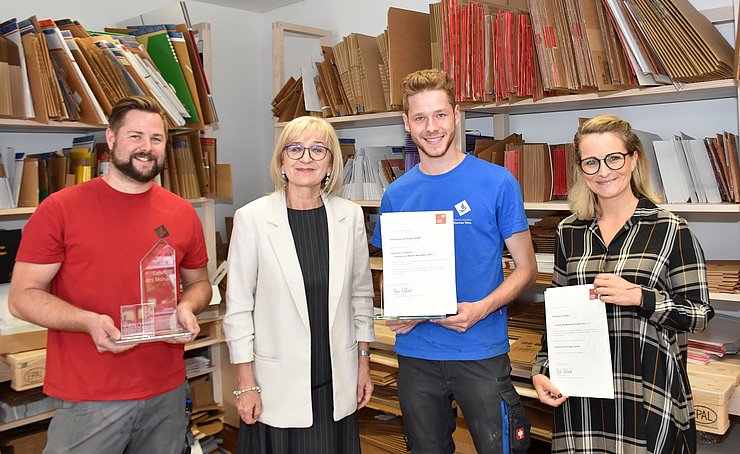 © Land Tirol/Gerzabek V. li. beim Auszeichungstermin Dominik Schaiter (Lehrlingsausbilder), Arbeits- und Bildungslandesrätin Beate Palfrader, „Lehrling des Monats November 2022“ Alexander Lechthaler und Corinna Weitenbacher (Leitung Personal Dinkhauser Kartonagen GmbH).