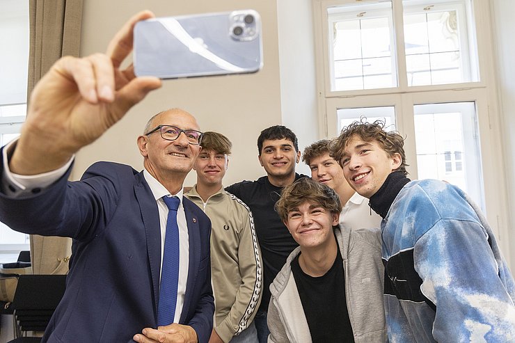 © Land Tirol/Die Fotografen LH Mattle macht ein Selfie mit SchülerInnen der Klasse.