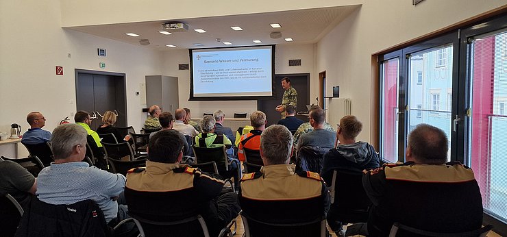 Raum mit Zuhörenden und Vortragenden