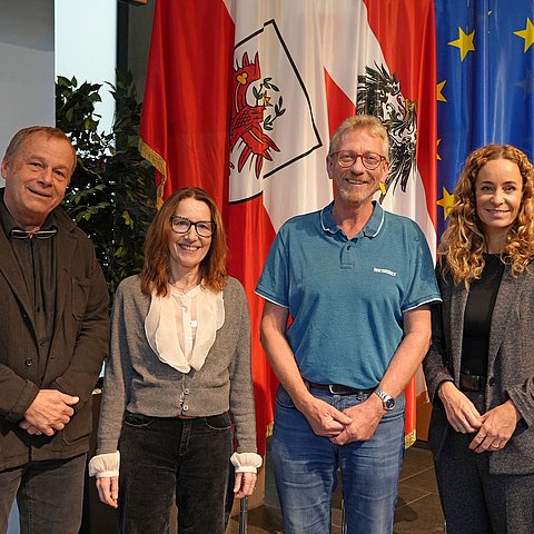 Personen stehen nebeneinander