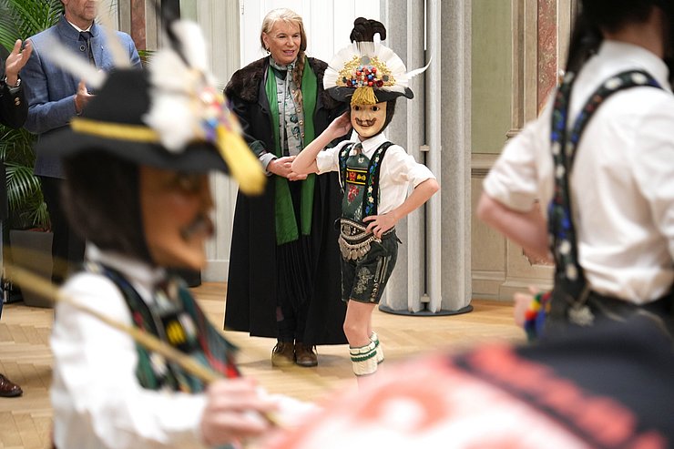 Faschingsfiguren in Tiroler Tracht