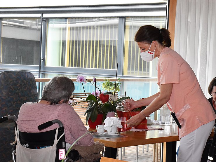 © Land Tirol/Knabl Leja serviert Frühstuck