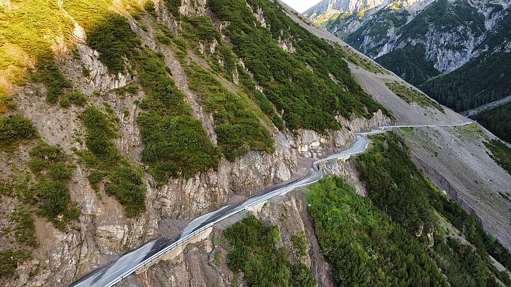 Auf dem Bild ist ein Abschnitt der Hantennjochstraße zu sehen, auf die mehrere kleinere Muren zum Stillstand gekommen sind.