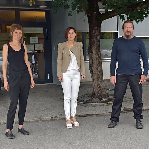 Landesrätin Gabriele Fischer präsentierte gemeinsam mit Michael Hennermann (Geschäftsführer der Delogierungsprävention) und Karin Müller (Sozialarbeiterin der Delogierungsprävention) die Details zum Ausbau der Delogierungsprävention und zur Einrichtung des Mietrückstandsfonds.