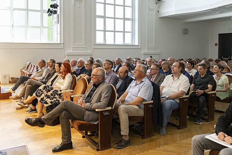 © Land Tirol/Die Fotografen In einem feierlichen Rahmen erhielten PädagogInnen der Tiroler Landesmusikschulen und des Tiroler Landeskonservatoriums Ehrungen für ihr langjähriges Engagement rund um den heimischen Musiknachwuchs.