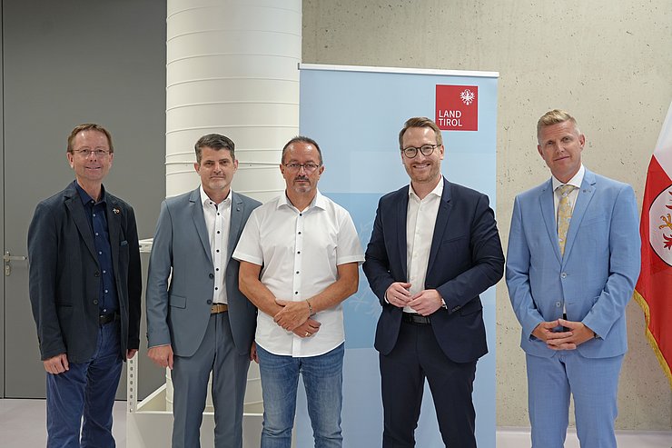 © Land Tirol/Reiter Fünf Männer posieren für ein Gruppenbild.